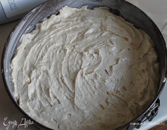 Переложите тесто в форму, которую предварительно смажьте сливочным маслом и припудрите мукой. Выпекайте бисквит при 160°C в течение 50 минут.