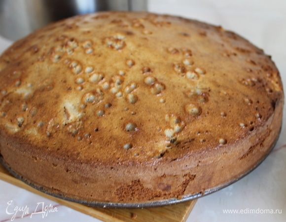 Готовность бисквита проверьте деревянной шпажкой — проколите ею корж, если она выйдет сухой, бисквит готов.