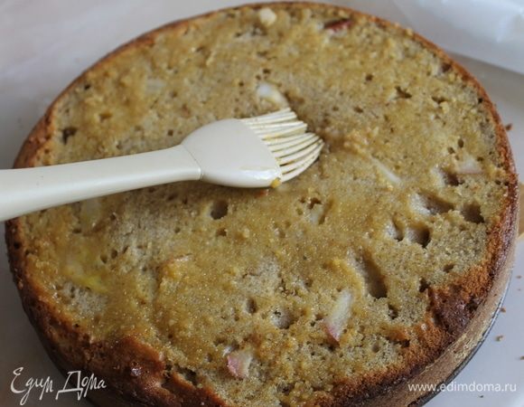 Дайте немного времени остыть готовому бисквиту, затем аккуратно срежьте верхушку. Срез смажьте желтком и наденьте на бисквит кольцо от разъемной формы. Или, если у вас есть кондитерское кольцо, используйте его.