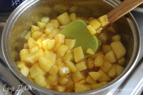 Пока у вас печется бисквит, нужно приготовить яблочное компоте, которое мы потом выложим на бисквит. Очищенные яблоки нарежьте на кубики размером 1–2 см. Переложите в сотейник, добавьте сахар и абрикосовый джем. Заранее не забудьте залить приготовленный желатин холодной водой. Яблоки, аккуратно перемешивая лопаткой, варите до готовности, степень готовности определите на свой вкус. В конце приготовления добавьте желатин, перемешайте и снимите яблочное компоте с огня.