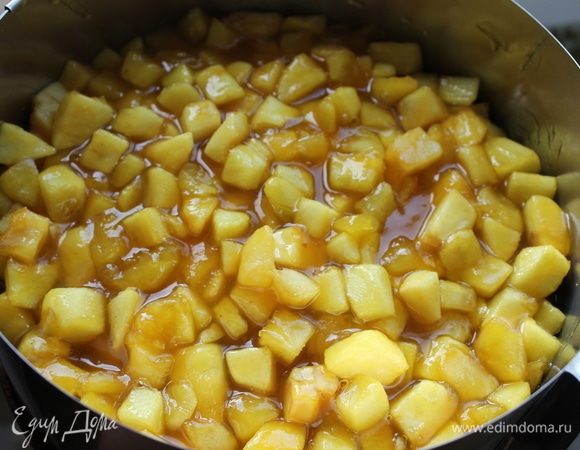 На горячий корж выложите горячие яблоки, залейте соусом, который у вас образовался в процессе приготовления, и отправьте пирог в холодильник на 2–3 часа.