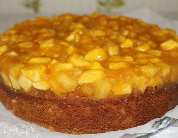 Когда яблочный слой стабилизируется, снимите кольцо и перенесите готовый пирог на блюдо.