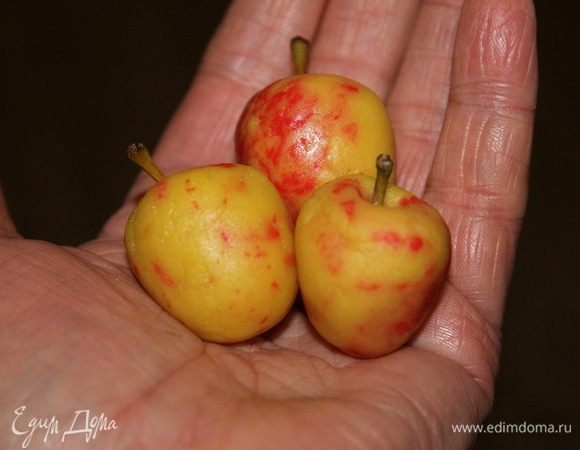 Я готовила пирог на конкурс «Шарлотка-баттл», который у нас на фирме проводят каждый год, и решила дополнительно подчеркнуть состав пирога, украсив его яблочками, сделанными из марципана.