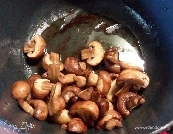 В этой же кастрюле обжарить шампиньоны (если крупные, разрезать), выложить на тарелку. Отставить в сторону.