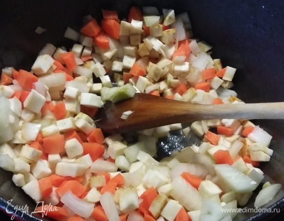 Пока жарится мясо, очистить и нарезать мелким кубиком овощи: лук, чеснок, морковь и сельдерей. В этой же кастрюле пассеровать овощи до прозрачности. Добавить томатную пасту, обжарить вместе около минуты (во время обжарки в предыдущих шагах при необходимости добавить немного подсолнечного масла).