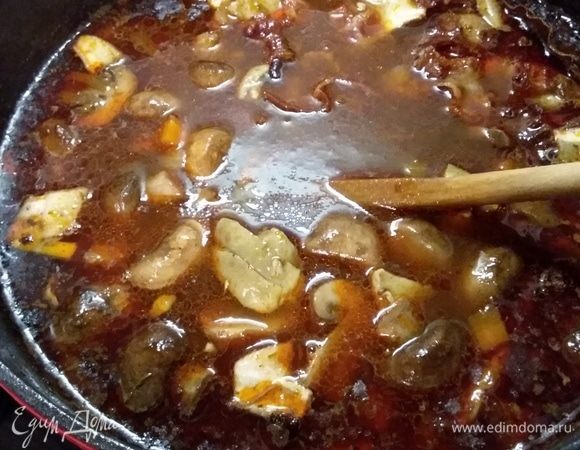 Когда мясо будет готово (время варки зависит от мяса), выложить в суп бекон и шампиньоны, варить 20 минут. Довести до вкуса (посолить и поперчить, по желанию можно добавить хлопья перца чили и щепотку сахара). Вынуть веточки тимьяна и лавровый лист.