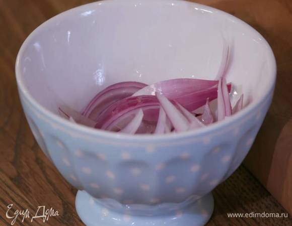 Красный лук почистить и нарезать тонкой соломкой, затем залить уксусом и дать постоять.