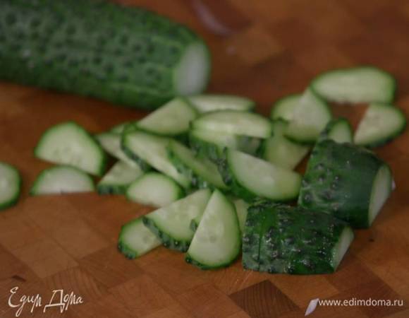 Огурцы нарезать полукружьями.