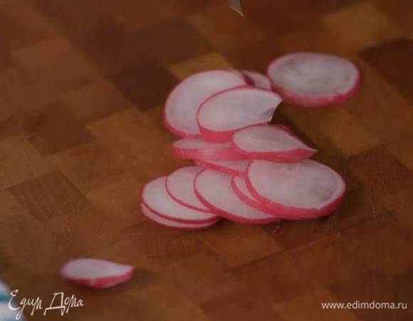 Редис нарезать тонкими кружками.