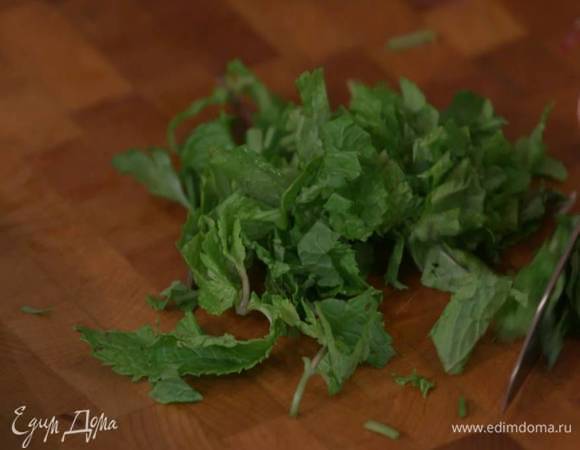 Мяту крупно порезать, тархун порвать руками.