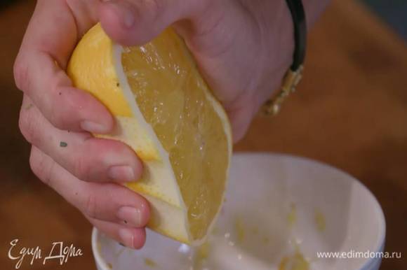Цедру половинки апельсина натереть на мелкой терке (должна получиться 1/2 ч. ложки), выжать 1 ст. ложку сока.