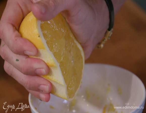 Цедру половинки апельсина натереть на мелкой терке (должна получиться 1/2 ч. ложки), выжать 1 ст. ложку сока.
