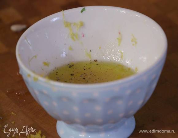 Приготовить заправку: соединить цедру и сок лимона и апельсина, добавить мед, оливковое масло, посолить, поперчить и перемешать.