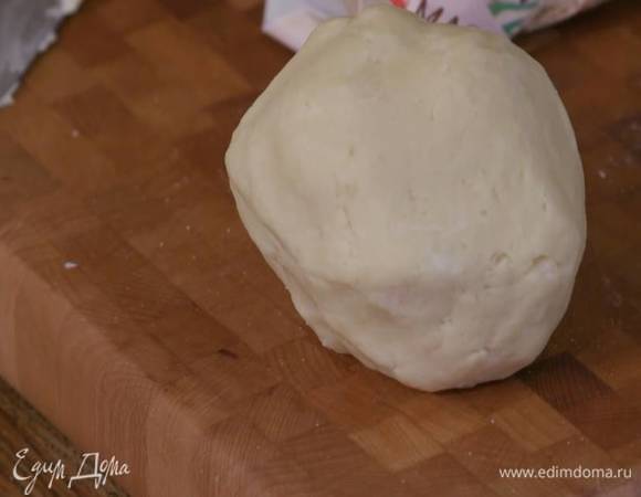 Приготовить тесто: предварительно охлажденное сливочное масло нарезать кубиками и выложить в чашу комбайна, всыпать муку, сахар, 1 ч. ложку соли и взбить все в крошку, затем, не выключая комбайна, влить по одной 4–5 ст. ложек ледяной воды, чтобы тесто сбилось в шар, завернуть его в пищевую пленку и отправить в морозильник на 10 минут.