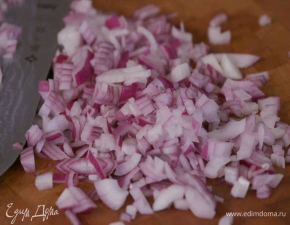 Красный лук почистить и мелко порубить.