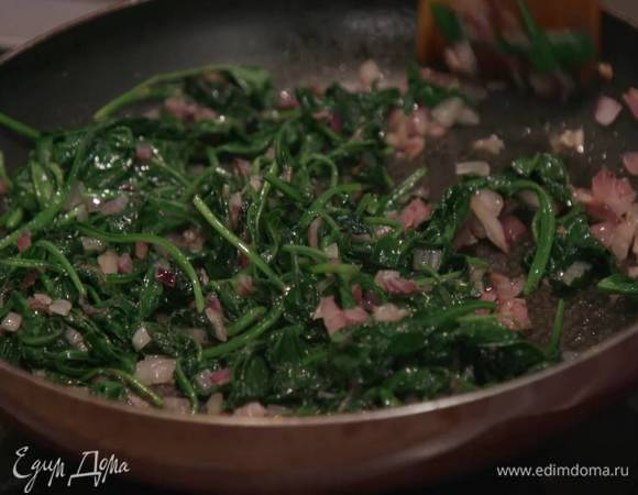 Приготовить начинку: разогреть в сковороде оливковое масло, обжарить лук до прозрачности и слегка посолить, добавить шпинат, перемешать и дать шпинату поплыть, затем выключить огонь, всыпать немного соли и паприку, все перемешать.