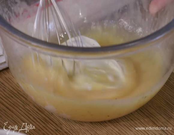 Яйца слегка взбить венчиком, посолить и поперчить, затем добавить сметану и взбить все венчиком в однородную массу.