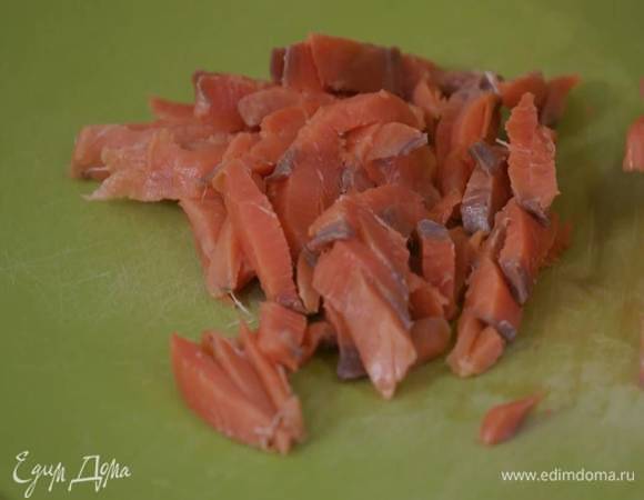 Нерку нарезать маленькими кусочками.