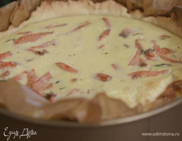 Выпекать киш в разогретой духовке 35–40 минут, затем немного остудить, вынуть из формы и посыпать порванным руками укропом.<br />
<br />
 