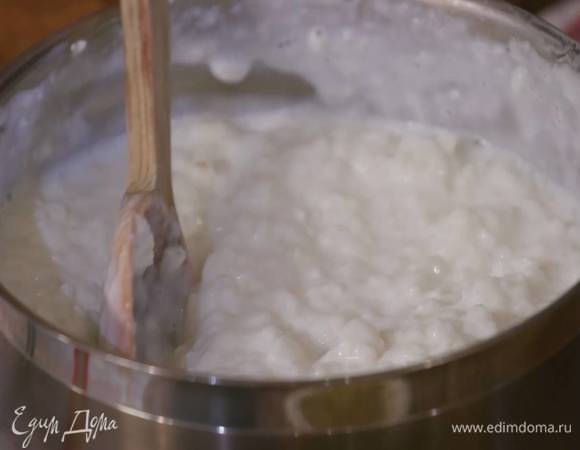 Рис всыпать в кастрюлю, залить молоком так, чтобы он был полностью покрыт, отварить до полуготовности и снять с огня.