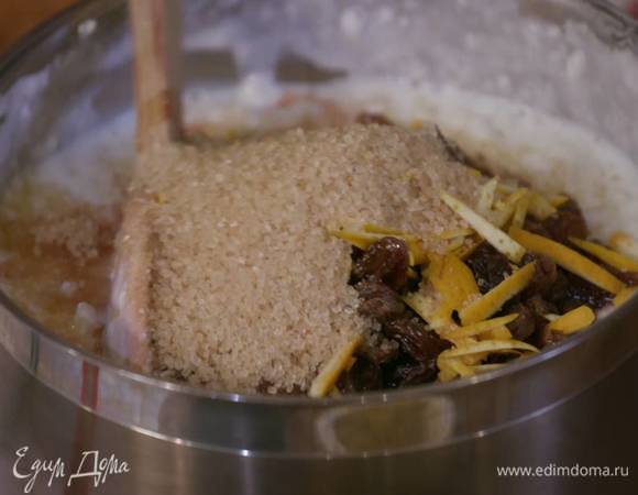 Добавить в кастрюлю с рисом изюм вместе с парой столовых ложек вина, цедру апельсина, 2–3 ст. ложки тростникового сахара, мускатный орех, корицу и все перемешать.