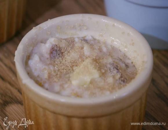 Небольшие керамические формочки слегка смазать сливочным маслом, посыпать дно и бока частью сахара, выложить рисовую массу, добавить по кусочку сливочного масла и посыпать ставшимся сахаром.