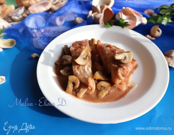 Подавать в горячем виде, полив соусом.