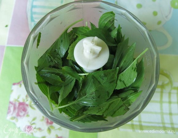 Подготовим продукты. В рецепте используем сок 1/2 лимона. Отрываем листики базилика, помещаем в блендер.