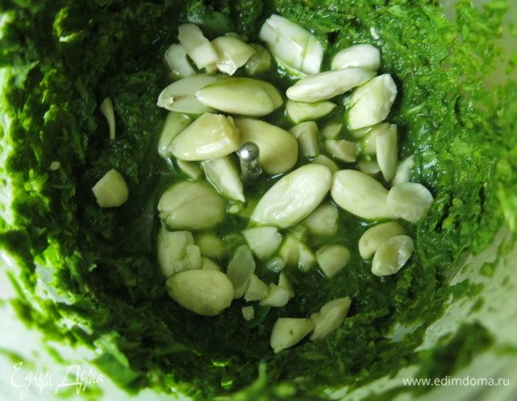 Чистим, ошпариваем миндаль, очищаем, добавляем к базилику.