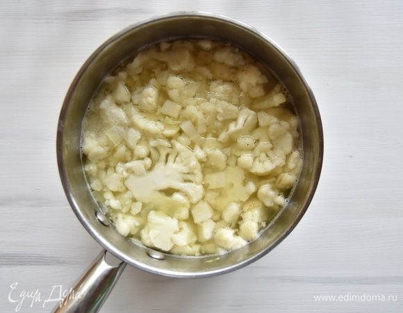 К овощам влить бульон. Варить до размягчения овощей минут 10.