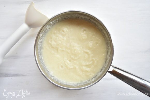 Пюрировать овощи погружным блендером до однородного состояния. Вместо бульона можно использовать молоко или добавить плавленый сыр. Посолить, поперчить по вкусу. Довести суп до желаемой консистенции.