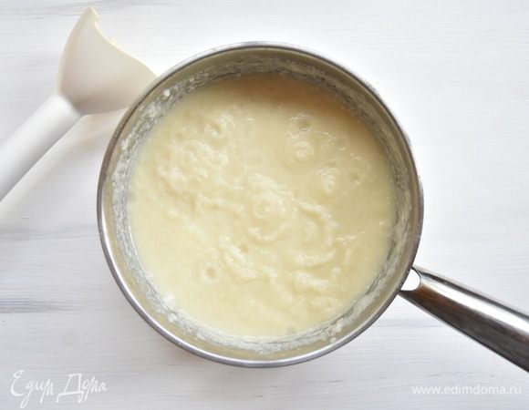 Пюрировать овощи погружным блендером до однородного состояния. Вместо бульона можно использовать молоко или добавить плавленый сыр. Посолить, поперчить по вкусу. Довести суп до желаемой консистенции.