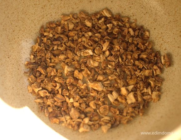 Вначале высушенный сельдерей нужно ошпарить.