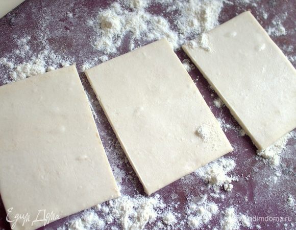 У нас тесто продают по 4 пластины в пачке весом 400 г. Вытащить одну пластину и сразу разделить на порции. Это можно сделать перед завтраком, как только проснулись.