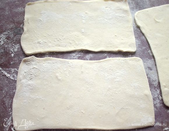 Прошло 5 минут, можно раскатать тесто на силиконовом коврике, посыпав его мукой.