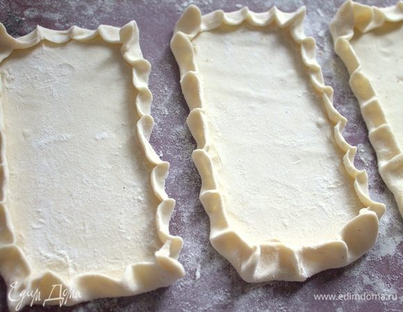 Сделать любые бортики, например, как у галеты.