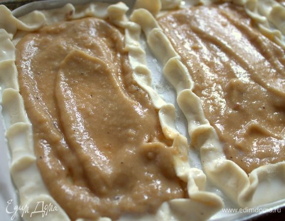 Для соуса бешамель обжарить на сухой сковороде пару ложек муки (тут он передержал, и цвет получился сильно карамельный). Добавить кусок масла (25–30 г), влить бульон, специи и в конце — сливки. Все мешать, не переставая.