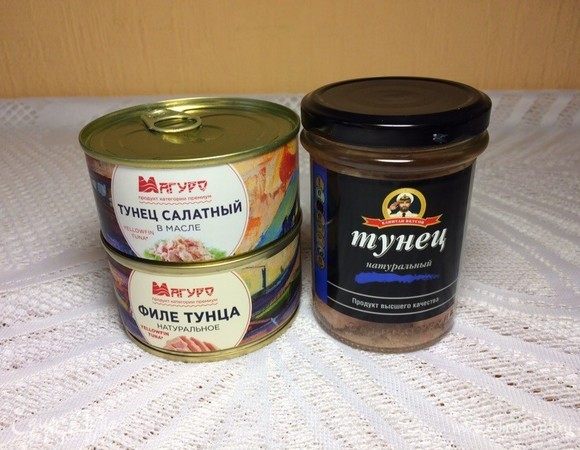 Открыть баночку тунца ТМ «Магуро», слить сок и размять вилкой на блюдце.
