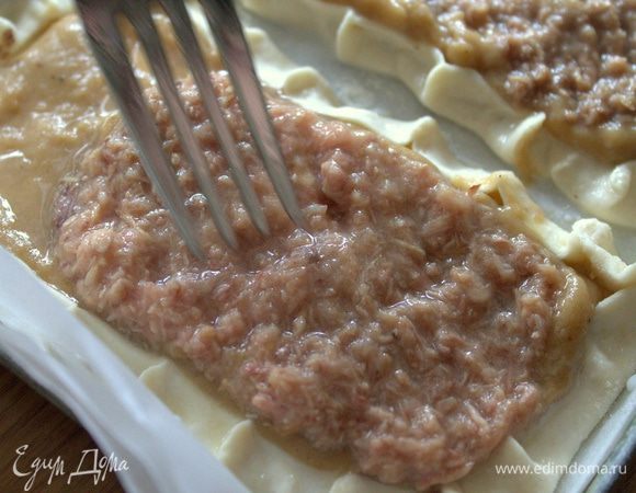 Нанести второй слой из тунца.