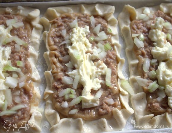 Посыпать галеты луком сверху.