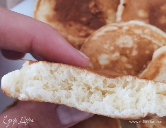 Понадобится две небольшие миски, в одну отделить белок, в другую — желток.