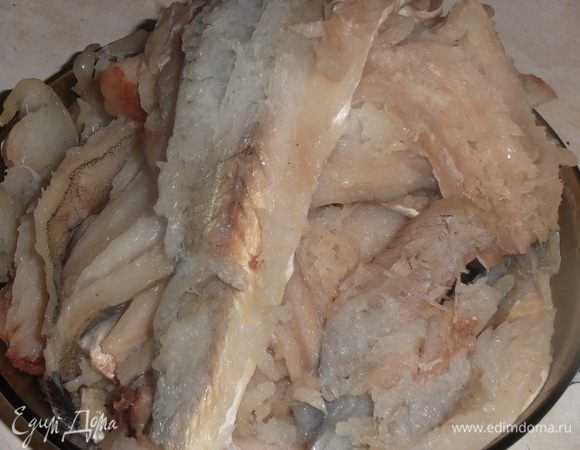 Рыбу отделить от костей.