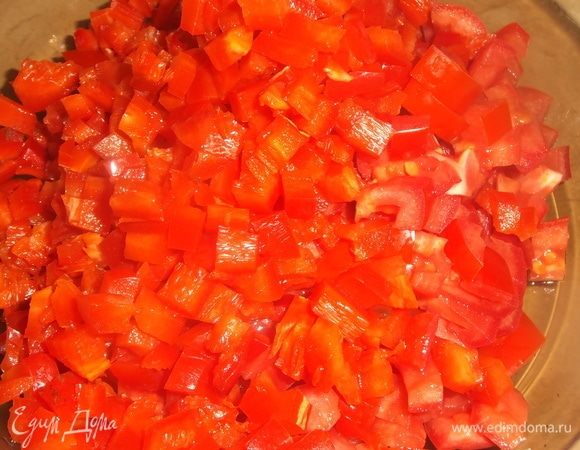 Перец и помидоры мелко нарезать ножом. Чеснок очистить, хлеб размочить в молоке.