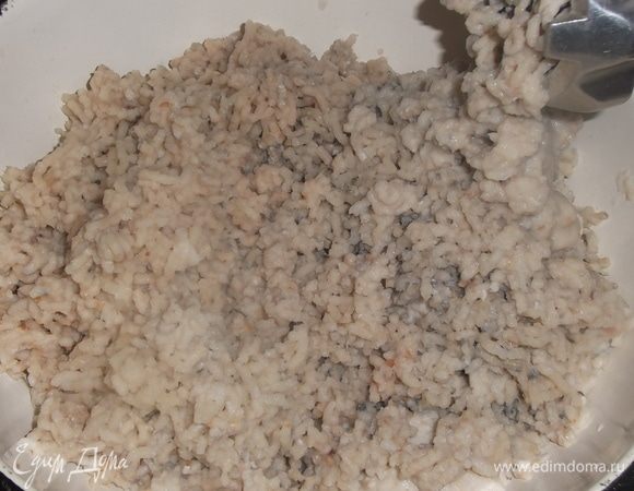 Пропустить рыбу с чесноком и хлебом через мясорубку.