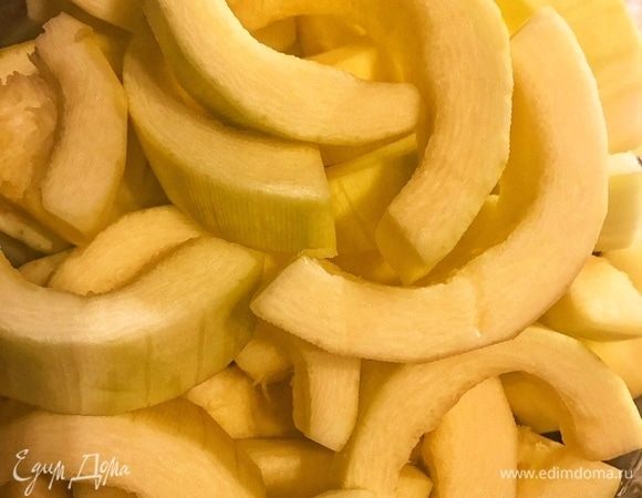 Подготовьте кабачки. Промойте, очистите от шкурки, семян. Нарежьте небольшими кусочками.