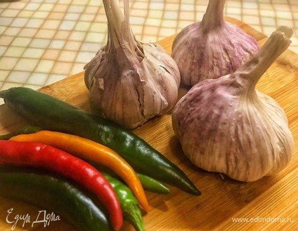 Чеснок очистить и разделить на зубчики. У перчика чили удалить плодоножки. Удалять семена необязательно, но при желании можно, если перец крупный. Все ингредиенты пропустить через мясорубку.