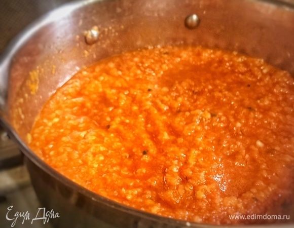 Поставить кастрюлю с получившейся овощной массой на огонь, ввести подсолнечное масло, перемешать. Довести до кипения, изредка помешивая. Добавить томатную пасту, посолить и оставить тушить на минимальном огне под закрытой крышкой 40 мин. За 10 минут до окончания готовки добавить уксус и перемешать. Разлить в предварительно стерилизованные банки и закатать. Можно также хранить закуску в холодильнике без закатывания банок.