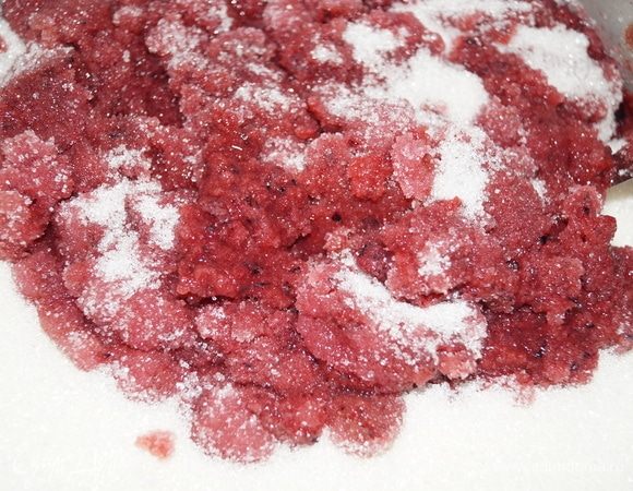 Засыпать сахар, перемешать.