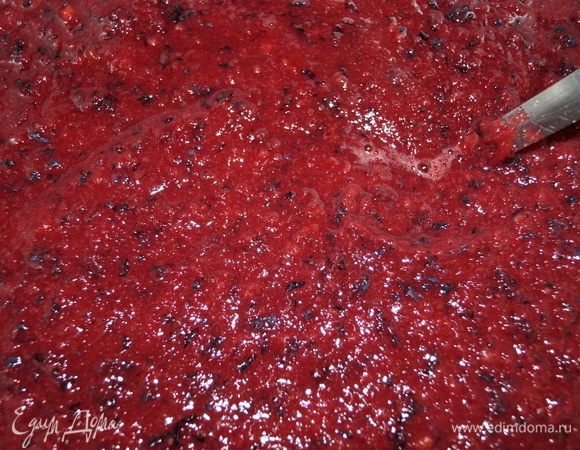 Поставить на средний огонь и варить, помешивая. Оставить на медленном огне еще на 20 минут после закипания.