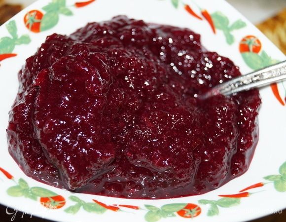 Разливайте, не выключая огонь, в чистые сухие банки, закрывайте сухими крышками и убирайте в места для хранения варенья. Получается 5 литров вкусного яркого джема.